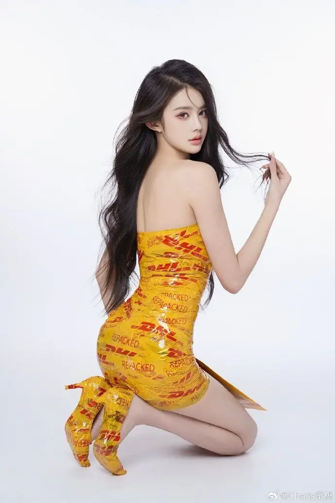 深夜电脑屏幕前的孤独身影